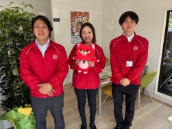 （写真説明）左から島田店長、平井主任、船木さん