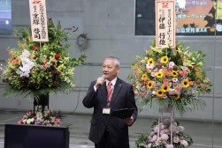 セレモニーで挨拶する近藤理事長
