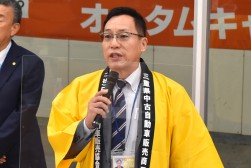 あいさつを述べる山﨑流通委員長