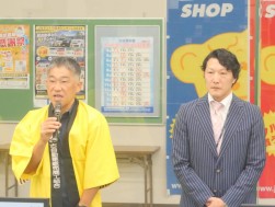 橋本知史金融委員長（左）とオリコ山口支店の井手隆太支店長（右）