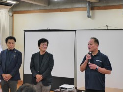 野口流通委員長が開会のあいさつ