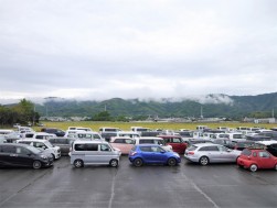 出品ヤードも臨時駐車場を利用