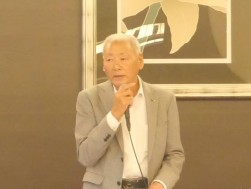 掛下会長があいさつを述べる