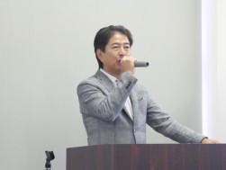 室田流通委員長、金融と流通が一体となった事業を推進する