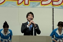 あいさつを述べるJUコーポレーションの原口専務取締役