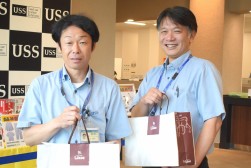 佐々木会場長代行(右)と内田係長(左)