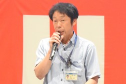 あいさつを行う内田係長