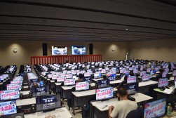 早朝から多くの会員が訪れた