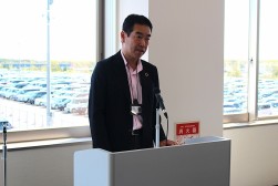 あいさつに立つ小川慎一郎会場長