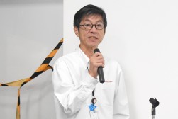 セリ前にあいさつを述べる溝井会場長