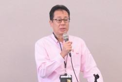 あいさつを述べる新井会場長