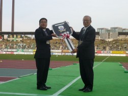 贈呈式の模様（左）高屋理事長と今西社長