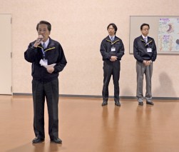 挨拶に立つ安藤之弘社長、瀬田大副社長、赤瀬雅之常務
