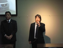 12月23日AA開始前に1位獲得の報告が行われた（右より）小林金融委員長、宮崎理事長