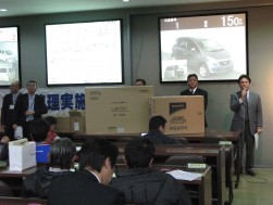 23日は11年最終開催、11～12月のAA事業キャンペーンの賞品（液晶テレビ）進呈も行われた