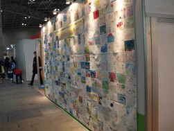 小学生エコ絵画コンクール「きれいな地球に残しておきたい自然」の応募作品の展示　子供たちの自然、地球への思いが描かれている