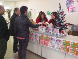 抽選会も女性スタッフが担当した
