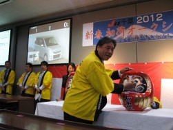 達磨開眼を行う宮崎理事長