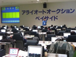 抽選会の司会を務める若手スタッフ。女性、若手と元気なスタッフたちが手作りの運営を行うのが同会場の特徴。