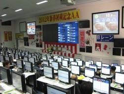 今回より2レーンでのセリ進行、高テンポで取引が進む