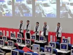 セリ前のセレモニーで挨拶に立つ事務局責任者一同（写真中央が森会場長）