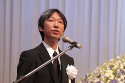 謝辞を述べる喪主　瀬田大氏（ＵＳＳ副社長）