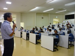 挨拶する女川博孝会場長