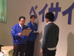 皆勤賞会員を表彰する荒井会長