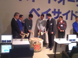 鏡割りで初荷を祝す