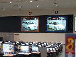 「ヤナセコーナー」高価値な車を競り合う（1月24日撮影）