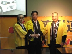 握手する湾岸連合の3都県の理事長