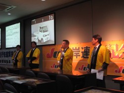高成約率への発声の音頭をとる佐々木副理事長。JU千葉ではお馴染みの1コマ。