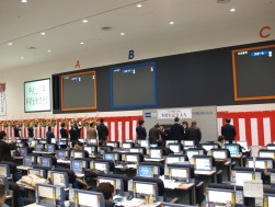 横浜会場より年間皆勤会員を表彰　104社が受賞、代表し10社が登壇した