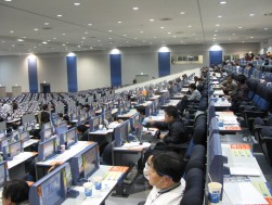 1,500社を超える多数の会員が終盤戦まで積極的に取引を繰り広げる（21時撮影）