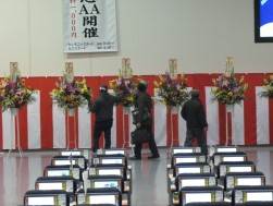 「せっかくですからお花をお持ち帰りください」深夜まで取引に勤しんだ会員は花を持ち家路につく。毎年の光景。