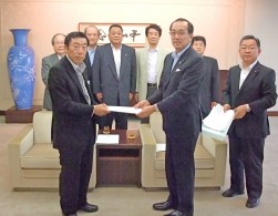 広島市の松井市長に陳情書を手渡す上松名誉会長