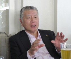 記者会見で業績について語るJUコーポレーションの喜多俊夫社長