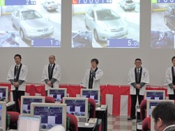 セレモニーで挨拶に立つ森会場長