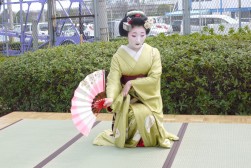 AA会場玄関横の特設舞台で踊る舞妓さん