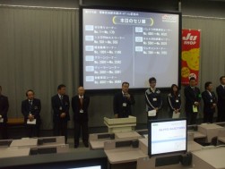 挨拶に立つ小野田副会長