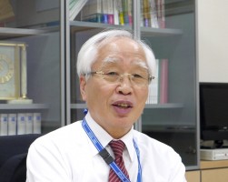 記者会見で23年度実績と24年度目標を発表する原副会長