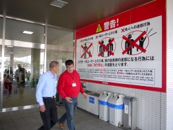 会場玄関横に掲げられる「一般ユーザー入場禁止」看板