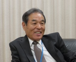 応接室で荒井会長と当時の思い出話を交え、談笑する大峰社長