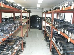 大量に陳列された中古パーツ
