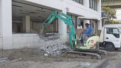 重機が入り、解体工事が進む会館１Ｆ