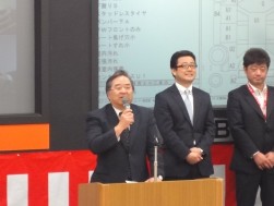 挨拶を行う三浦信也社長（右は高村奏部会長）