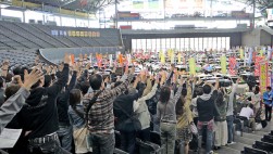 ２日目の『５円カー』ジャンケン大会には約４００名以上が参加（写真は約１２０名が参加した初日に撮影）