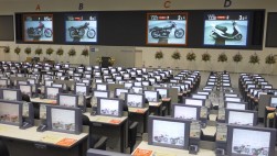 ＵＳＳ横浜会場でバイクＡＡがスタート　