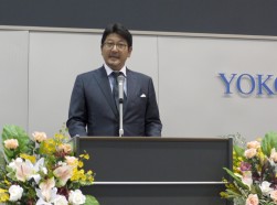 オープニングセレモニーで挨拶するＪＢＡ社の西村社長