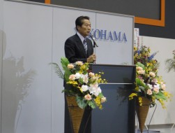 「関東地区Ｎｏ１を目指して頂きたい」と祝辞を述べるＵＳS社の安藤社長